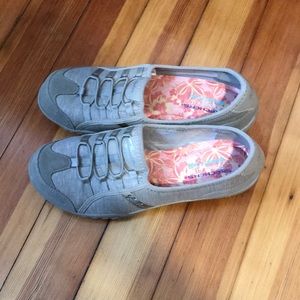 Skechers Relaxed Fit Memory Foam Sneakers NWOT - size 10